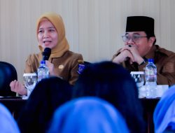 Kepala Dinas Kesehatan Kota Tangerang Selatan, dr. Allin Hendalin Mahdaniar, menyampaikan materi dalam kegiatan peningkatan kapasitas kader Posyandu di Kecamatan Pamulang. (Foto: Pemkot Tangerang Selatan).