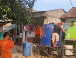 Petugas Pemerintah Kota Tangerang Selatan bersama tim di lapangan menyalurkan bantuan air bersih ke permukiman warga terdampak kekeringan. Distribusi dilakukan secara bertahap untuk memastikan kebutuhan air bersih masyarakat tetap terpenuhi selama musim kemarau.
