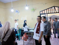 Gubernur Banten Andra Soni meninjau pelaksanaan layanan kesehatan dan sunatan massal pada Festival Muharram Cengkok 1448 Hijriah di Kecamatan Balaraja, Kabupaten Tangerang. Kegiatan ini menghadirkan berbagai layanan publik yang dapat diakses masyarakat dalam satu lokasi sebagai bagian dari upaya meningkatkan kesejahteraan dan pelayanan sosial.