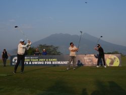 Peserta melakukan tee off pada turnamen Sinar Mas Land Satu Golf for Charity 2026 di Rancamaya Golf & Country Club, Bogor, Minggu (26/7/2026).