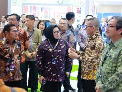 Wakil Bupati Tangerang Intan Nurul Hikmah berdialog dengan peserta dan pelaku industri saat meninjau stan pameran GAIKINDO Indonesia International Auto Show (GIIAS) 2026 di ICE BSD City, Pagedangan, Kabupaten Tangerang, Kamis (30/7/2026).