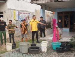 Petugas menyalurkan bantuan air bersih kepada warga Desa Bojong Kamal, Kecamatan Legok, Kabupaten Tangerang, Selasa (28/7/2026). Bantuan dari DPD Partai Golkar Kabupaten Tangerang tersebut disalurkan untuk membantu masyarakat yang terdampak krisis air bersih akibat musim kemarau panjang.