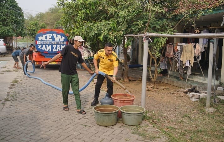 Kemarau Panjang, Golkar Kabupaten Tangerang Hadir Bantu Warga dengan Air Bersih