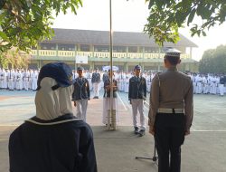 Suasana upacara bendera di SMP Negeri 2 Panongan, Kabupaten Tangerang, yang diikuti ratusan pelajar. Pada kesempatan tersebut, Satlantas Polresta Tangerang memberikan edukasi tentang keselamatan berlalu lintas dan aturan penggunaan sepeda listrik guna meningkatkan kesadaran tertib berlalu lintas sejak usia dini. Senin (27/7/2026). 