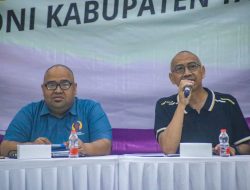 Ketua KONI Kabupaten Tangerang Eka Wibayu didampingi Sekretaris KONI Adang Akbarudin menyampaikan keterangan kepada jajaran pengurus cabang olahraga terkait keterlambatan tahapan pendaftaran nomor atau kelas pertandingan (entry by number/class) Porprov VII Banten dalam rapat koordinasi di Kabupaten Tangerang, Jumat (17/7/2026)
