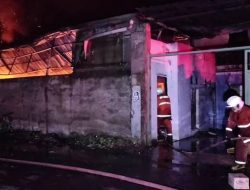 Sebanyak 14 unit mobil pemadam kebakaran dan sekitar 50–60 personel dikerahkan untuk mengendalikan kebakaran. (Foto: BPBD Kota Tangerang.)