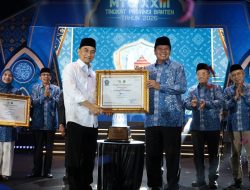 Wakil Gubernur Banten Dimyati Natakusumah menyerahkan Piagam Penghargaan Juara Umum MTQ XXIII Tingkat Provinsi Banten kepada Bupati Tangerang Moch. Maesyal Rasyid pada acara penutupan MTQ XXIII di Kawasan Pusat Pemerintahan Provinsi Banten (KP3B), Kota Serang, Kamis (9/7/2026). Kabupaten Tangerang sukses mempertahankan gelar Juara Umum untuk kelima kalinya secara berturut-turut dengan perolehan nilai 750.