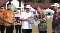 Kepala MAN 1 Tangerang Raih Penghargaan Penggerak Forum Anak Terbaik dari Bupati Kepala MAN 1 Tangerang Raih Penghargaan Penggerak Forum Anak Terbaik dari Bupati