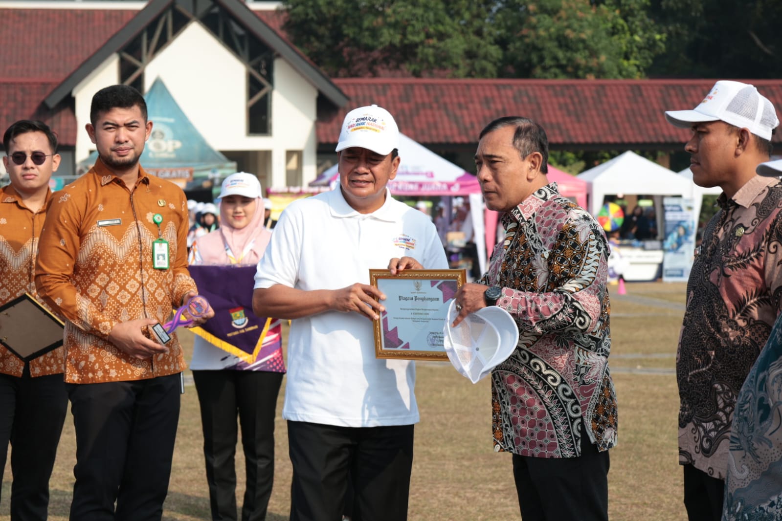 Kepala MAN 1 Tangerang Raih Penghargaan Penggerak Forum Anak Terbaik dari Bupati Kepala MAN 1 Tangerang Raih Penghargaan Penggerak Forum Anak Terbaik dari Bupati