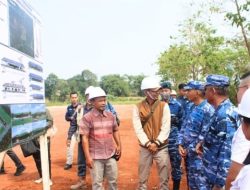 Pangkoopsudnas Marsdya TNI Minggit Tribowo menerima paparan mengenai progres pembangunan Markas Komando (Mako) Lanud Saleh Basarah di Rumpin, Kabupaten Bogor.
