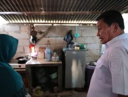 Bupati Tangerang Moch. Maesyal Rasyid berdialog dengan warga saat meninjau kondisi rumah calon penerima Program Rumah Tidak Layak Huni (RTLH) di Kecamatan Tigaraksa, Rabu (15/7/2026). Peninjauan dilakukan untuk memastikan bantuan rehabilitasi rumah tepat sasaran serta mendukung pemenuhan kebutuhan dasar masyarakat, termasuk akses air bersih.