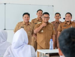 Gubernur Banten Andra Soni berdialog dengan para siswa saat meninjau pelaksanaan Masa Pengenalan Lingkungan Sekolah (MPLS) di SMKN 12 Kota Tangerang, Senin (13/7/2026). Pada kesempatan tersebut, Andra menegaskan komitmen Pemprov Banten untuk memperluas akses pendidikan melalui Program Sekolah Gratis, pembangunan sekolah baru, dan penambahan ruang kelas.