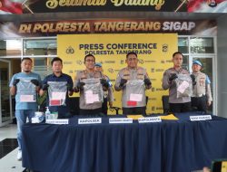 Polisi mengamankan sejumlah barang bukti, termasuk telepon genggam milik korban, senjata tajam yang diduga digunakan pelaku, serta pakaian korban, sementara penadah sepeda motor hasil kejahatan masih dalam pengejaran. (Istimewa)