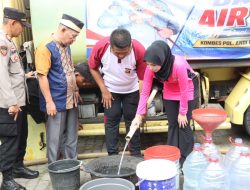 Kapolresta Tangerang Kombes Pol Andi Muhammad Indra Waspada Amirullah bersama Ketua Bhayangkari Cabang Kota Tangerang meninjau penyaluran bantuan air bersih kepada warga Desa Sentul, Kecamatan Balaraja, Kabupaten Tangerang, Jumat (31/7/2026).