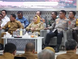 Rapat Evaluasi Penanganan Kebakaran TPA Jatiwaringin. Kapolresta Tangerang Kombes Pol Andi Muhammad Indra Waspada Amirullah menghadiri rapat evaluasi bersama Bupati Tangerang Moch. Maesyal Rasyid dan jajaran Forkopimda di Pendopo Bupati Tangerang, Selasa (14/7/2026), guna memperkuat kesiapsiagaan, mitigasi bencana, serta penyusunan langkah pencegahan agar kebakaran serupa tidak kembali terjadi.