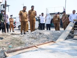 Tinjau Progres Rekonstruksi Jalan. Gubernur Banten Andra Soni meninjau langsung pelaksanaan rekonstruksi ruas Jalan Teluknaga–Dadap, Kabupaten Tangerang, Selasa (14/7/2026). Penanganan ruas jalan rusak berat dilakukan bertahap untuk meningkatkan keselamatan dan kenyamanan pengguna jalan.