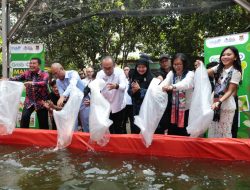 Bupati Tangerang Moch. Maesyal Rasyid bersama Jaksa Agung Muda Intelijen (Jamintel) Kejaksaan Agung RI Prof. Dr. Reda Manthovani, Kepala PPATK Dr. Ivan Yustiavandana, dan jajaran melakukan penebaran benih ikan saat meninjau Program Makan Bergizi Gratis (MBG) berbasis Corporate Social Responsibility (CSR) di Sekolah Khusus Negeri (SKhN) 1 Kabupaten Tangerang, Kecamatan Balaraja, Kamis (16/7/2026).
