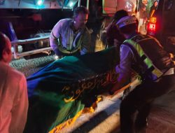 Petugas Satlantas Polresta Tangerang bersama warga mengevakuasi korban kecelakaan lalu lintas yang melibatkan sepeda motor dan dump truck tronton di Jalan Raya Serang KM 24,5, Desa Sentul, Kecamatan Balaraja, Rabu (22/7/2026) malam.