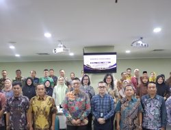 Sekretaris Daerah Kota Tangerang Selatan Bambang Noertjahjo berfoto bersama peserta Seminar Service Excellence usai membuka kegiatan di Puspemkot Tangerang Selatan, Kamis (23/7/2026).