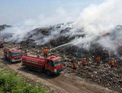 Petugas Dinas Pemadam Kebakaran Kabupaten Tangerang berjibaku memadamkan kebakaran yang melanda Tempat Pembuangan Akhir (TPA) Jatiwaringin, Kecamatan Mauk, Kabupaten Tangerang. Proses pemadaman dilakukan dengan mengerahkan sejumlah armada dan personel untuk mencegah api meluas ke area tumpukan sampah lainnya.
