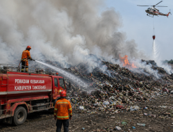 Kebakaran TPA Jatiwaringin Meluas, BNPB Sebut Area Terbakar Capai 15 Hektare