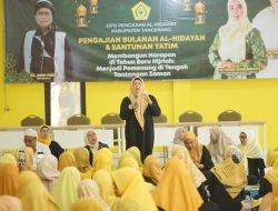 Suasana khidmat menyelimuti Pengajian Bulanan Al-Hidayah saat Ketua DPD Pengajian Al-Hidayah Kabupaten Tangerang, Intan Nurul Hikmah, memberikan tausiah kepada jamaah dalam peringatan Tahun Baru Islam 1 Muharram 1448 Hijriah.