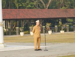 Asda III Bidang Administrasi Umum Setda Kabupaten Tangerang, Firzada Mahalli, memimpin apel pagi di Lapangan Raden Aria Yudhanegara, Puspemkab Tangerang. Dalam arahannya, Firzada mengingatkan seluruh ASN meningkatkan kewaspadaan menghadapi musim kemarau panjang, memperkuat koordinasi mitigasi potensi kekeringan dan kebakaran, serta tetap menjaga kualitas pelayanan publik kepada masyarakat. (Istimewa)