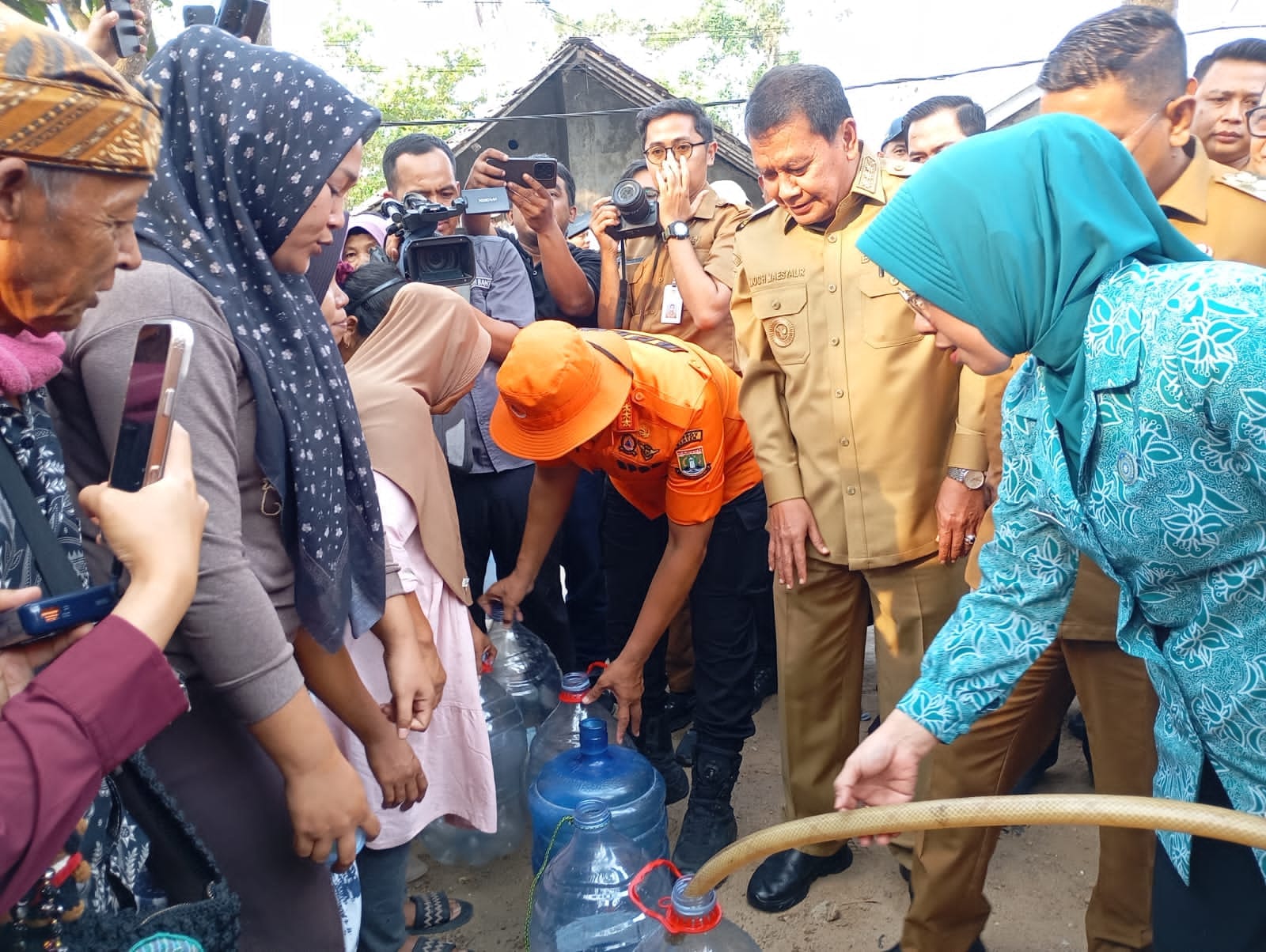 Gubenur Banten: Andra Soni Tinjau Warga Terdampak Kekeringan di Tigaraksa, Siapkan Solusi Jangka Panjang