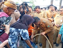 Gubernur Banten Andra Soni bersama Bupati Tangerang Moch. Maesyal Rasyid meninjau langsung penyaluran bantuan air bersih kepada warga Kampung Kadu Agung, Desa Margasari, Kecamatan Tigaraksa, Selasa (28/7/2026)
