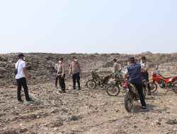 Personel Polresta Tangerang melakukan patroli dan pemantauan di area Tempat Pembuangan Akhir (TPA) Jatiwaringin, Kecamatan Mauk, Sabtu (1/8/2026).