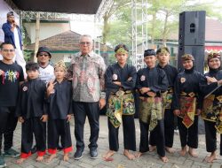 Wali Kota Tangerang Selatan Benyamin Davnie berfoto bersama para pelaku seni dan pesilat muda usai menghadiri Serpong Arts & Culture Festival 2026 di Tandon Ciater, Kecamatan Serpong, Minggu (2/8/2026).