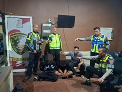 Dua terduga pelaku pencurian kendaraan bermotor (curanmor) diamankan petugas Satlantas Polresta Tangerang dan diserahkan ke Unit Reskrim Polsek Cikupa untuk menjalani pemeriksaan lebih lanjut usai diamankan dalam Patroli Blue Light di wilayah Kecamatan Cikupa, Kabupaten Tangerang, Rabu (5/8/2026).