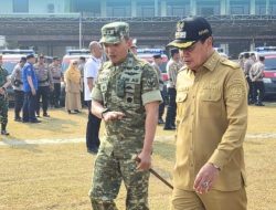 Bupati Tangerang Moch. Maesyal Rasyid berbincang dengan Komandan Lanud Saleh Basarah Letkol Pas Efendi Hermawan usai Apel Kesiapsiagaan Tanggap Darurat Bencana dan Kebakaran Hutan dan Lahan (Karhutla) 2026 di Lapangan Arya Yudhanegara, Pusat Pemerintahan Kabupaten Tangerang, Selasa (4/8/2026).