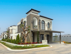 Rumah Klaster Livia Tipe 9 di Ladoria, Grand Wisata Bekasi, memiliki luas tanah 153 meter persegi dan luas bangunan 160 meter persegi, dengan desain arsitektur Mediterania yang memadukan unsur modern dan natural.