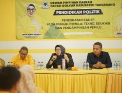 Ketua DPD Partai Golkar Kabupaten Tangerang Intan Nurul Hikmah menyampaikan materi dalam kegiatan Pendidikan Politik bertajuk Pendekatan Kader pada Pemilih Pemula: Teknik Edukasi dan Pendampingan Pemilu di Kantor DPD Partai Golkar Kabupaten Tangerang, Kamis (13/8/2026).