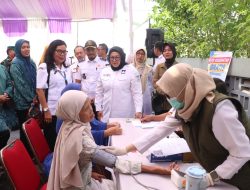 Wakil Bupati Tangerang Intan Nurul Hikmah meninjau pelaksanaan Cek Kesehatan Gratis (CKG) dalam rangkaian kegiatan pencegahan stunting di Desa Klutuk, Kecamatan Mekar Baru.
