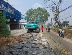 Alat berat mengerjakan rekonstruksi badan jalan di ruas Jalan Ceplak-Penjamuran, Kecamatan Kronjo, Kabupaten Tangerang. Pekerjaan ditargetkan rampung dalam 150 hari kalender.
