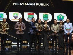 Sekretaris Daerah Kabupaten Tangerang Soma Atmaja menerima penghargaan kategori Pendidikan dalam ajang Pemimpin Daerah Awards 2026 di Jakarta, Kamis (27/8/2026).
