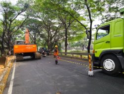 Petugas dan alat berat melakukan pekerjaan perbaikan jalan di salah satu ruas jalan di Kota Tangerang. DPUPR Kota Tangerang mempercepat pengerjaan dengan tetap menjaga mutu konstruksi.