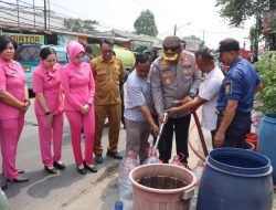 Kapolresta Tangerang Kombes Pol Andi Muhammad Indra Waspada Amirullah meninjau langsung penyaluran bantuan air bersih kepada warga terdampak kekeringan di Kampung Pasirnangka, Kecamatan Tigaraksa, Kabupaten Tangerang, Selasa (4/8/2026).