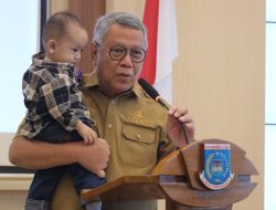 Wali Kota Tangerang Selatan Benyamin Davnie menyampaikan arahan saat peluncuran Program SIGAP Anak Sehat 2026. Program ini menyasar anak berisiko stunting melalui intervensi gizi dan pendampingan keluarga.