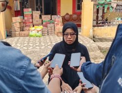 Poppy Aprianti, istri pengemudi ojek online (ojol) korban begal di Dadap, Kecamatan Kosambi, menyampaikan keterangan kepada awak media usai menerima bantuan modal usaha dan paket sembako dari Wakil Ketua Komisi III DPR RI Ahmad Sahroni melalui Tim Ahmad Sahroni Center (ASC) di kediamannya, Kecamatan Cisoka, Kabupaten Tangerang, Selasa (4/8/2026).