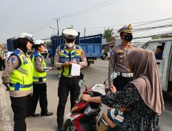 Kasat Lantas Polresta Tangerang Kompol Fery Octaviari Pratama bersama personel memberikan edukasi keselamatan berlalu lintas kepada pengendara dalam kegiatan Simpatik Cegah Laka (Si Caka) di Jalan Raya Serang KM 32, Desa Sumur Bandung, Kecamatan Jayanti, Kabupaten Tangerang, Rabu (5/8/2026)