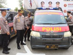 Kapolresta Tangerang Kombes Pol Andi Muhammad Indra Waspada Amirullah memeriksa kesiapan kendaraan operasional saat Apel Peleton Siaga di Mapolresta Tangerang, Sabtu (1/8/2026).