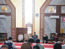 Peserta mengikuti kegiatan Tangsel Digital Academy di Masjid At-Taubah, Pamulang, Tangerang Selatan. Program ini menghadirkan pembelajaran keterampilan digital bagi masyarakat.