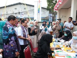 Bupati Tangerang Moch. Maesyal Rasyid bersama Wamenkes RI dr. Benjamin Paulus Octavianus meninjau pelaksanaan layanan kesehatan dan Cek Kesehatan Gratis (CKG) dalam kunjungan Desa Siaga TB di Desa Sukaharja, Kabupaten Tangerang.