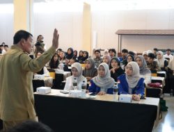 Bupati Tangerang Moch. Maesyal Rasyid memberikan arahan kepada penerima Beasiswa Tangerang Gemilang 2026 dalam kegiatan pembekalan di Hotel Yasmin, Kecamatan Curug, Kabupaten Tangerang, Selasa (1/9/2026).