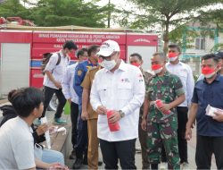Wakil Wali Kota Tangerang Selatan Pilar Saga Ichsan bersama jajaran petugas saat membagikan masker kepada masyarakat di kawasan Alun-Alun Pondok Aren, Tangerang Selatan. Langkah tersebut dilakukan untuk mengantisipasi paparan abu vulkanik Gunung Anak Krakatau.