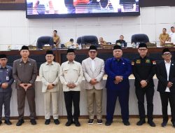 Gubernur Banten Andra Soni bersama pimpinan DPRD dan jajaran terkait usai Rapat Paripurna persetujuan Raperda Perubahan APBD Provinsi Banten Tahun Anggaran 2026, Selasa (29/9/2026).