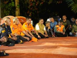 Gubernur Banten Andra Soni bersama tim SAR gabungan dan relawan mengikuti doa bersama untuk keselamatan lima jurnalis dan tiga kru speedboat yang hilang kontak di perairan Gunung Anak Krakatau, Rabu (9/9/2026) malam.